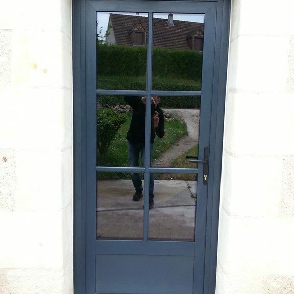 Porte d'entrée en aluminium grise posée par BVM Fermetures à Tours en Indre-et-Loire