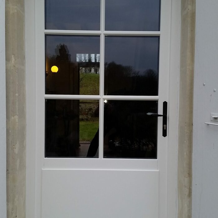 Porte fenêtre blanche posée par BVM Fermetures à Tours en Indre-et-Loire
