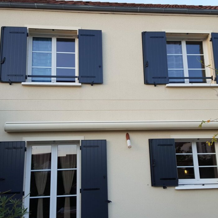 Volets gris et fenêtres blanche posée par BVM Fermetures à Tours en Indre-et-Loire
