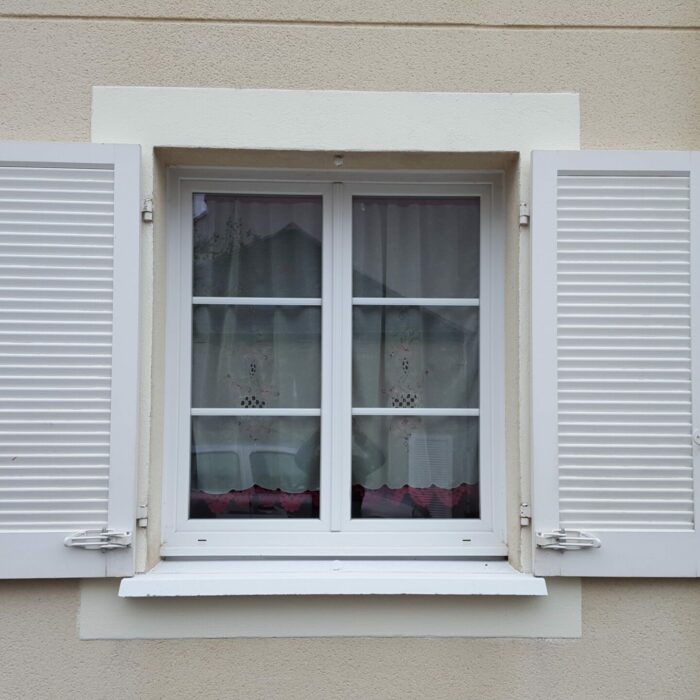 Volets blancs et fenêtres blanche posée par BVM Fermetures à Tours en Indre-et-Loire